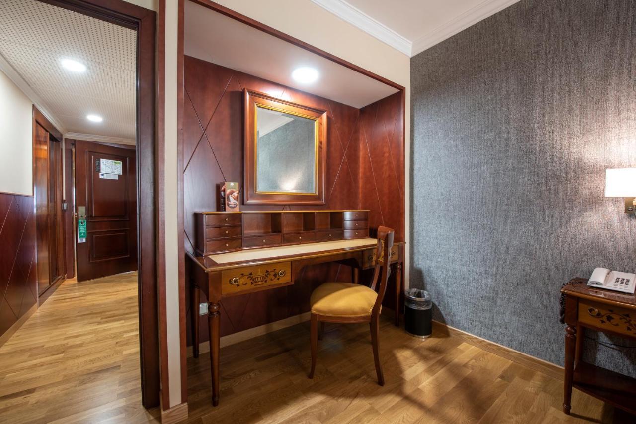Eurostars Araguaney Hotel Сантяго де Компостела Екстериор снимка A dressing table