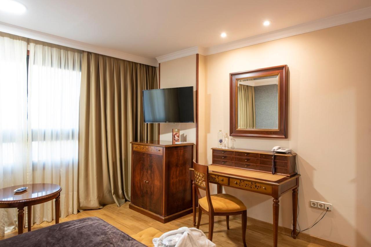 Eurostars Araguaney Hotel Сантяго де Компостела Екстериор снимка A dressing table