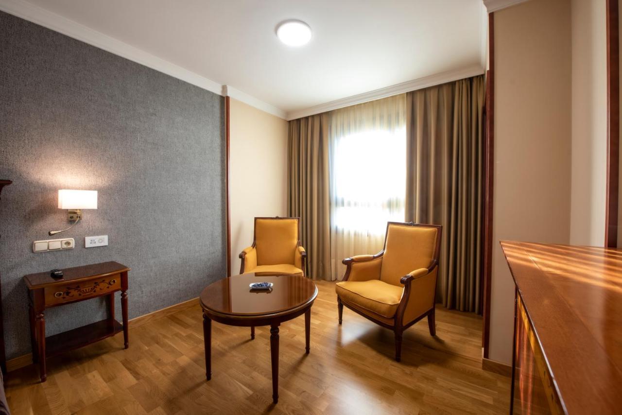 Eurostars Araguaney Hotel Сантяго де Компостела Екстериор снимка A room at the hotel