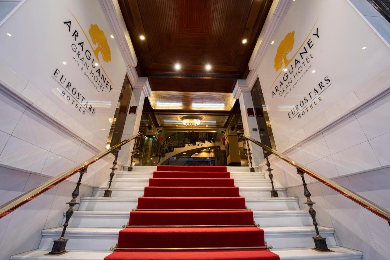 Eurostars Araguaney Hotel Сантяго де Компостела Екстериор снимка Entrance to the hotel