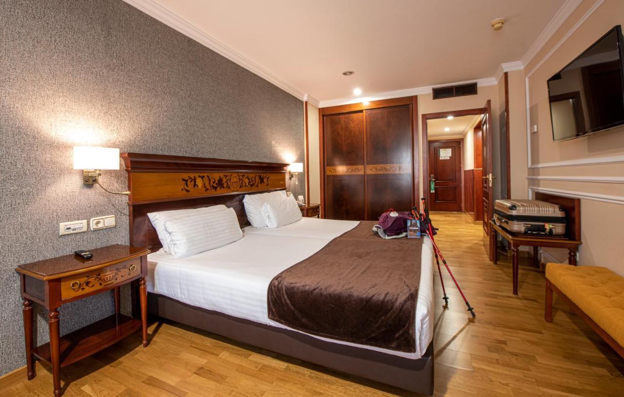 Eurostars Araguaney Hotel Сантяго де Компостела Екстериор снимка A room at Hotel Colón