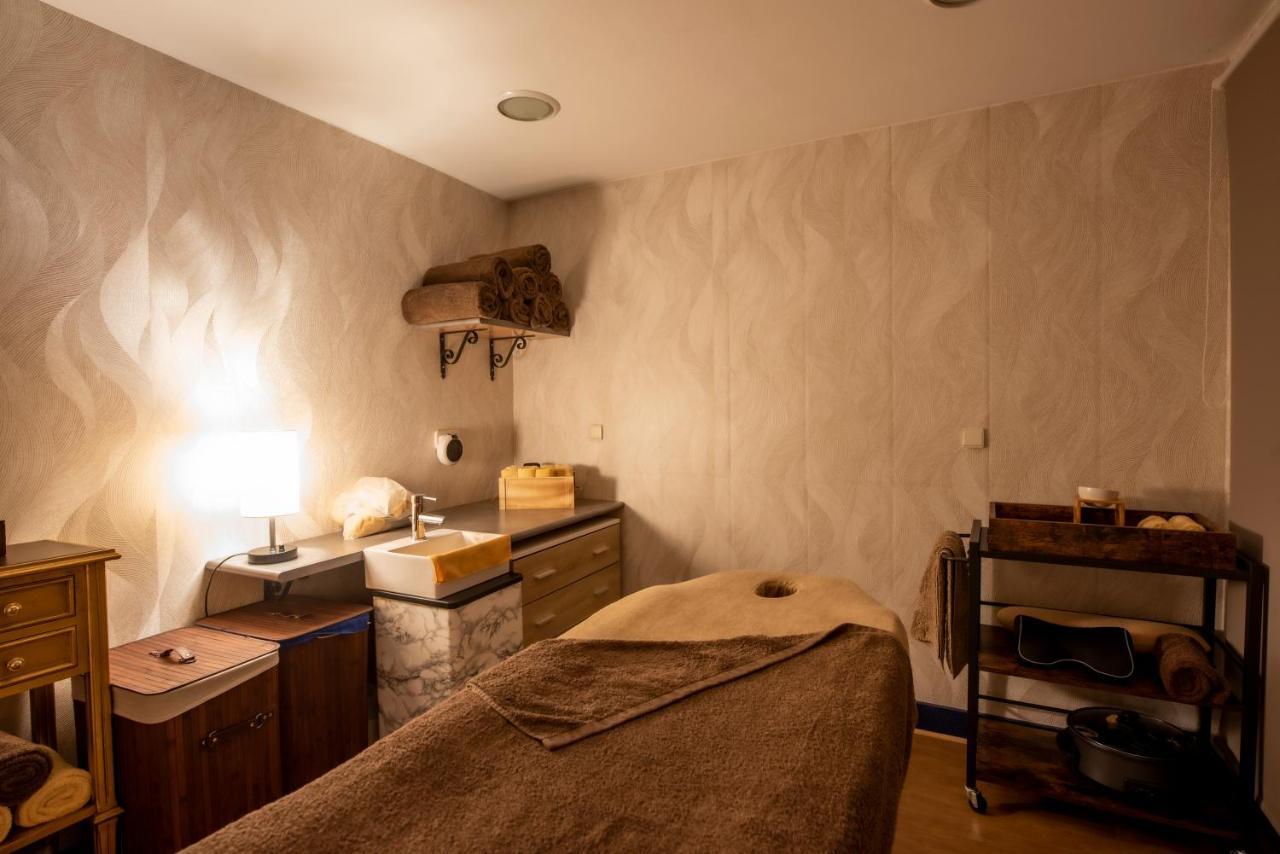 Eurostars Araguaney Hotel Сантяго де Компостела Екстериор снимка A treatment room at a spa